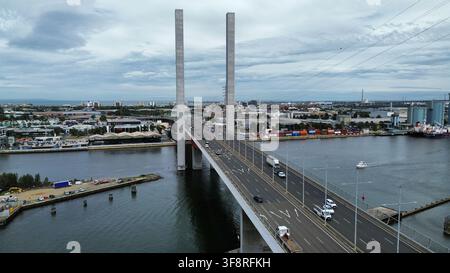 Melbourne, Victoria, Australien – 1. April 2026: Luftaufnahme der Bolte Bridge über den Yarra River mit Verkehr und industriellen Hafenanlagen im Umfeld Stockfoto