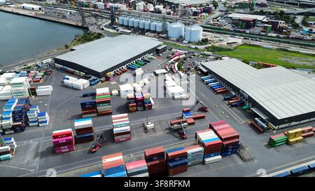 Melbourne, Victoria, Australien – 1. April 2026: Luftaufnahme von Schiffscontainer, Lagerhäusern und Logistikoperationen im Industriehafenbereich Stockfoto