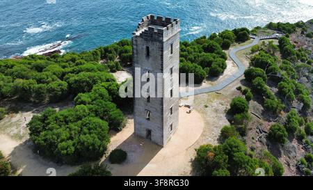 Küsten-Stein-Wachturm über schroffen Ozeanklippen Stockfoto