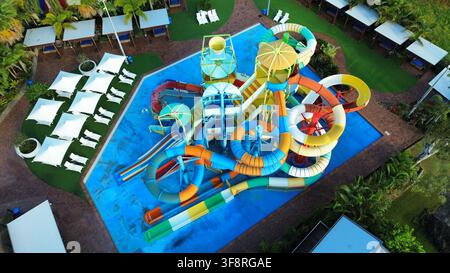 Luftbild von der Spritzzone und den farbenfrohen Wasserrutschen eines luxuriösen tropischen Resorts Stockfoto