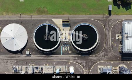 Kläranlage mit großen runden Klärbecken und Infrastruktur, die Wasserreinigung und Umweltauswirkungen zeigt Stockfoto