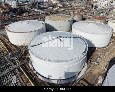Ölraffinerie mit großen Lagertanks, einem Industriekomplex, Kraftstoffproduktion, Pipelines und einer Verarbeitungsanlage in einem Industriegebiet Stockfoto