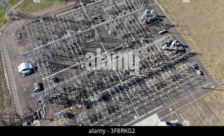 Luftaufnahme eines großen Umspannwerks mit komplexer Infrastruktur, das die Energieübertragung und -verteilung im Netz ermöglicht Stockfoto