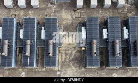 Industriegebäude mit Lagerräumen und großen Anlagen aus der Vogelperspektive betrachtet Stockfoto