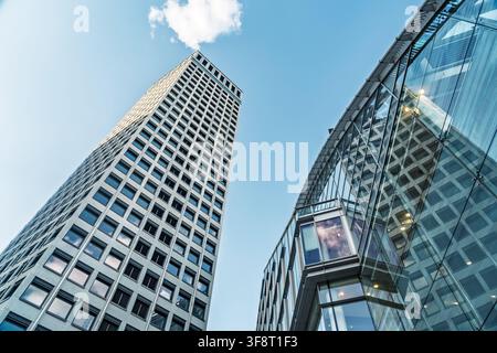 Blick auf moderne Glaskolosse, die sich in Richtung eines klaren blauen Himmels im Finanzdistrikt von London, England, Vereinigtes Königreich erstrecken Stockfoto