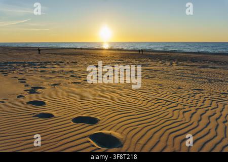 Sonnenuntergang an der unberührten Küste von Jastrzębia Góra im Norden Polens an der Ostsee Stockfoto