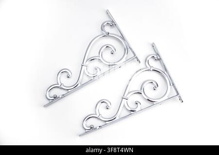 Dekorativer Bracken. Dekorative Metallbracken für Blumen. Halter für Nachttischregale. Stockfoto