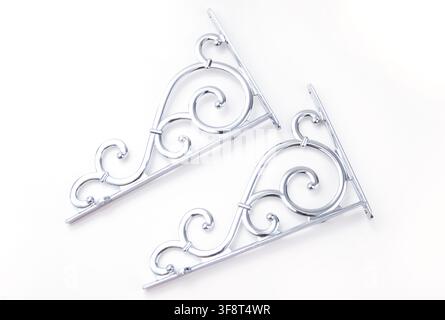 Dekorativer Bracken. Dekorative Metallbracken für Blumen. Halter für Nachttischregale. Stockfoto