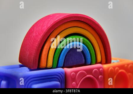 Montessori-Farbturm auf gestapelten Würfeln Stockfoto