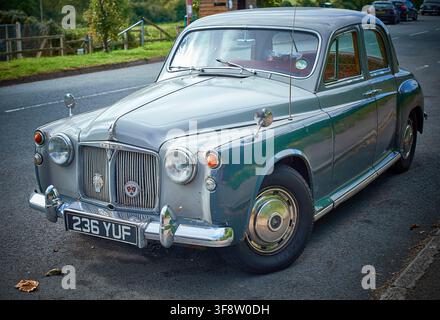 Klassischer grauer Rover P4 Limousine der 1960er Jahre mit Chromgrill, Viking-Kapuzenmascotte und AA-Emblem, geparkt am Straßenrand in Dorset, England, UK. Stockfoto