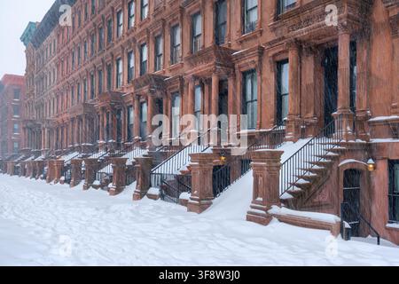 Historische Harlem-Brownstone-Reihenhäuser während eines Wintersturms im Mount Morris Park Historic District, Manhattan, New York City, USA Stockfoto