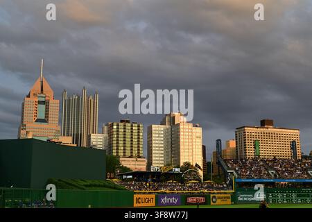 Pittsburgh, Pennsylvania, USA. Blick auf einen Ausschnitt der Innenstadt-Skyline, die die späte Abendsonne an einem Spielabend aus dem Inneren des PNC Park reflektiert, Stockfoto
