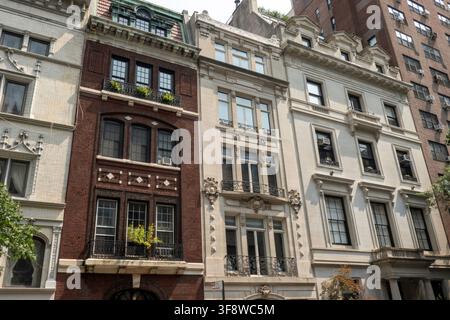 Reizende Sandsteinhäuser säumen die E. 80th Street in New York City, USA  2026 Stockfoto