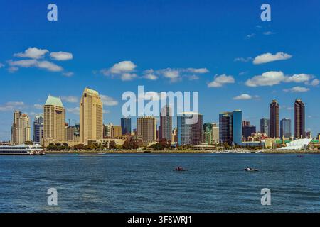 Stadtzentrum von San Diego mit den Türmen des Manchester Grand Hyatt, die über die ruhige Bucht hinweg zu sehen sind. San Diego, Kalifornien, USA, Nordamerika Stockfoto