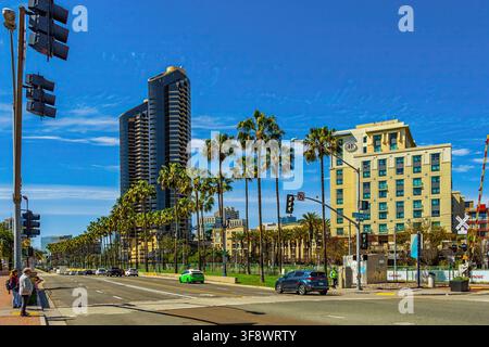 Straßenansicht mit Harbor Club Towers Wolkenkratzer, Palmen und Hotelgebäuden. Innenstadt von San Diego, Kalifornien, Vereinigte Staaten, Nordamerika Stockfoto