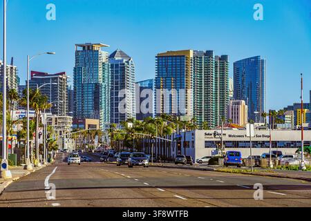 Straßensicht der Pacific Highway mit Skyline von Downtown San Diego, Verkehr und Palmen. San Diego, Kalifornien, Vereinigte Staaten, Nordamerika. Stockfoto