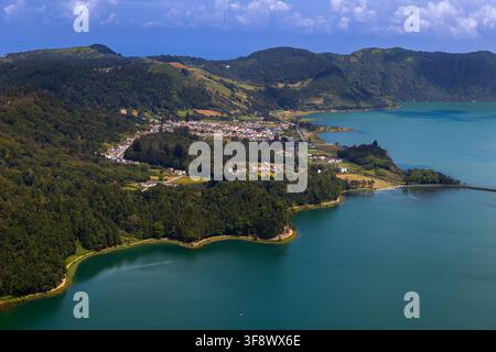 Die Insel São Miguel mit dem vulkanischen Krater Sete Cidades und seinen zwei unterschiedlich gefärbten Seen, ein charmantes Dorf, das sich entlang der Küste schmiegt Stockfoto