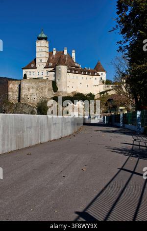 Schonbuhel-Aggsbach, Österreich – 24. Oktober 2021: Wanderweg, der an einem sonnigen Herbsttag in Österreich zur Burg Schonbuhel führt. Stockfoto