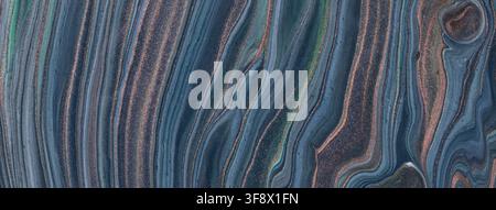 Abstrakter dunkelblauer und roségoldener flüssiger Kunsthintergrund mit Marmorstruktur. Flüssige navy-acrylfarbene Malerei-Hintergrund. Stockfoto