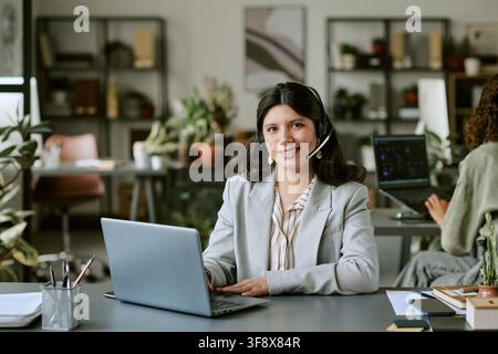 Porträt einer hispanischen Frau, die in einem Kundenservice-Callcenter arbeitet Stockfoto