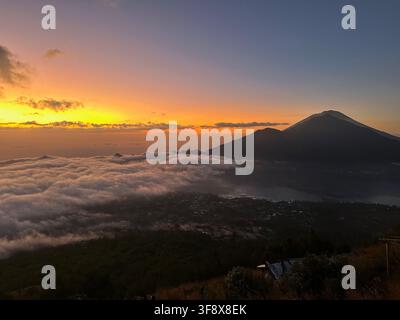 Sonnenaufgang vom Mount Batur mit Wolkenmeer in Banjar Kedisan, Bali, Indonesien Stockfoto