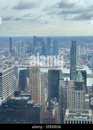 Luftbild von Manhattan, New York City, USA, mit den berühmten Wolkenkratzern, die sich am Wasserufer entlangziehen. Stockfoto