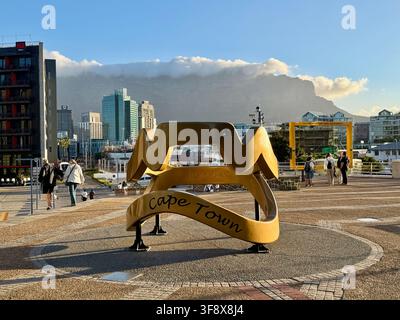 STADT, SÜDAFRIKA - 15. NOV 2025: Skulptur zur Ehrung von Kapstadt an der Green Point Promenade mit dem ikonischen Tafelberg im Hintergrund. Stockfoto