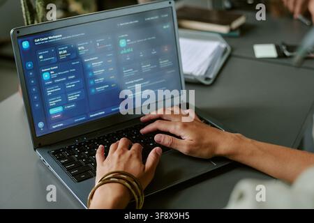 Mitarbeiterin in einem Callcenter arbeitet mit einem Laptop Stockfoto