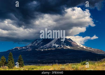 Der Mt. Shasta und seine Stellite-Kuppe Shastina sind von scheinbar allgegenwärtigen Wolken verdeckt. Stockfoto