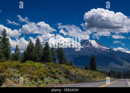 Wenn man die Autobahn 97 in Nordkalifornien hinunterfährt, kann man den majestätischen Mt. Shasta und seinen Satellitenkegel Shastina sehen Stockfoto