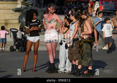 Trafalgar Square, London, UK.  25. Jul 2026. Marschierende am Ende des London Trans+ Pride Marsches und der Kundgebung. Stockfoto