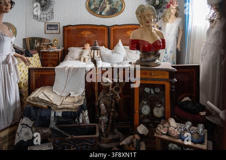 Eschach, Deutschland 27. Jul 25: Überladene Vintage-Schlafzimmerausstellung mit Mannequins, antiken Möbeln, Puppen, Uhren und einem Marilyn-Monroe-Bust in einem Bavari Stockfoto