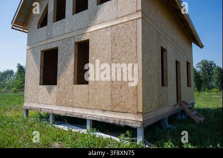 SIP-Plattenhaus ohne Fenster. Stockfoto