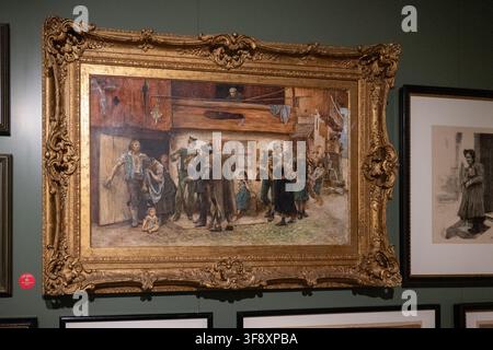 Landsberg, Deutschland - 25. Jul 26: kunstvoll gerahmtes Genrebild mit goldener Rahmen von Dorfbewohnern, das an einer grünen Galeriewand im Mutterturm-Museum ausgestellt ist. Stockfoto