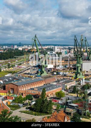 Luftbild der Werft in Danzig mit großen Kränen und Industriegebäuden. Stockfoto