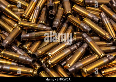 Nahaufnahme von leeren Messingpatronenhülsen, die aufgestapelt sind. Stockfoto