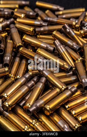 Nahaufnahme von leeren Messingpatronenhülsen, die aufgestapelt sind. Stockfoto