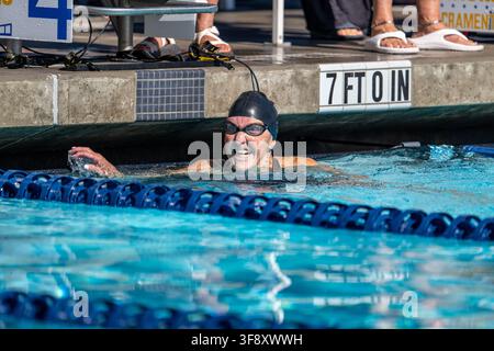 Schwimmerin Laura Val, 74 Jahre alt, reagiert nachdem sie ihr Rennen gewonnen und einen neuen Weltrekord im 100m-Rücken der Frauen bei den Masters Swimming Nationals aufgestellt hat Stockfoto