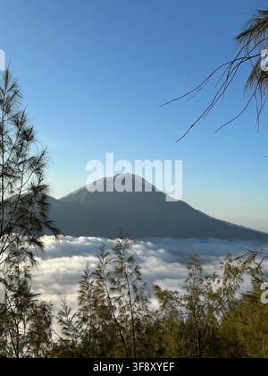 Vulkanischer Berggipfel des Mount Agung erhebt sich über dem Wolkenmeer am Mount Batur, Bali, Indonesien Stockfoto