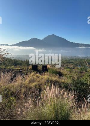 Der Gipfel des Vulkans Mount Agung erhebt sich über dem Wolkenmeer in Banjar Kedisan, Bali, Indonesien Stockfoto