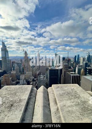 Manhattan-Skyline, gesehen von einem hohen Beobachtungsdeck, New York City, USA, November 2024 Stockfoto