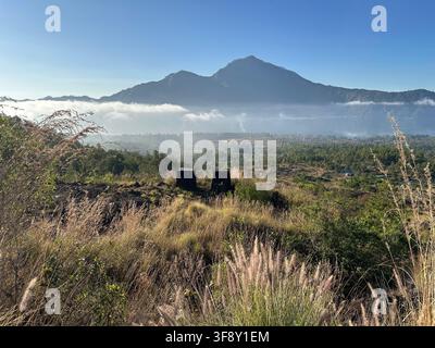Vulkan Gipfel erhebt sich über Meere von Wolken, Mount Agung, Bali, Indonesien Stockfoto