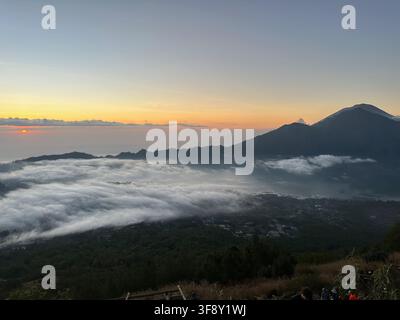 Sonnenaufgang über dem Mount Agung mit Wolkenmeer in Bali, Indonesien Stockfoto