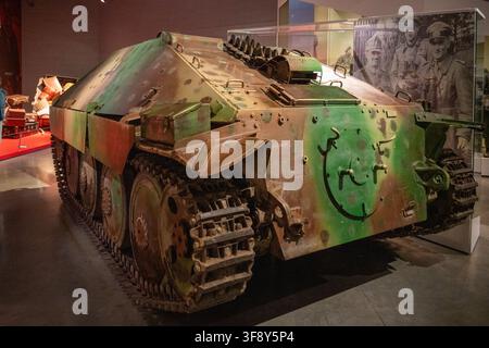 Bastogne, Belgien - 21. Jul 25: Rückansicht eines getarnten Panzerfahrzeugs aus dem Zweiten Weltkrieg, das im Bastogne-Kriegsmuseum in Belgien ausgestellt ist. Stockfoto