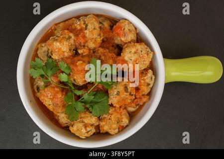 Frikadellen in Tomatensoße – eine tolle Idee für Mittag- oder Abendessen. Stockfoto