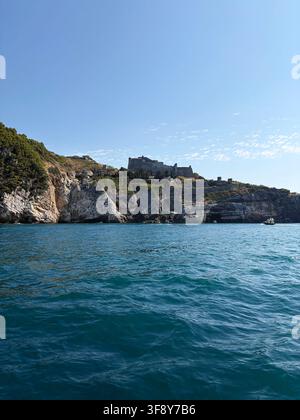 Historische Küstenfestung auf felsigen Klippen über dem türkisfarbenen Mittelmeer unter einem klaren blauen Himmel, malerisches Sommerreiseziel. Stockfoto