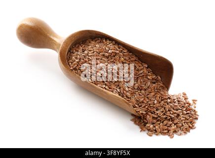 Leinsamen in hölzerner Schaufel isoliert auf Weiß Stockfoto