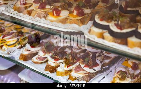 Spanischer Snack-Pincho im Fenster der Bäckerei Stockfoto