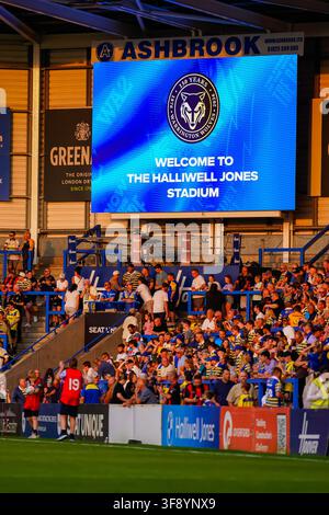 WARRINGTON, ENGLAND - 13. August: Willkommensschild auf dem Großbildschirm vor dem Super-League-Spiel zwischen den Warrington Wolves und den York Knights im Halliwell-Jones-Stadion am 13. August 2026 in Warrington, England. (Foto von James Giblin) Stockfoto