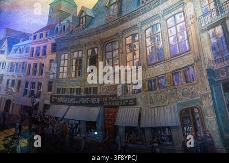 Leipzig, Deutschland - 12. Jul 25: Historische Pariser Ladenfront und Gebäudefassade, die in einer PanoramausstellungsSzene im Leipziger Panometer in Leipzig gemalt ist Stockfoto